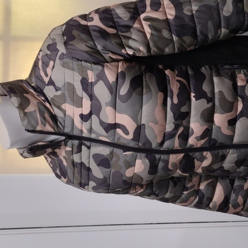 Ci Sono womens green and tan camo puffer jacket. Medium